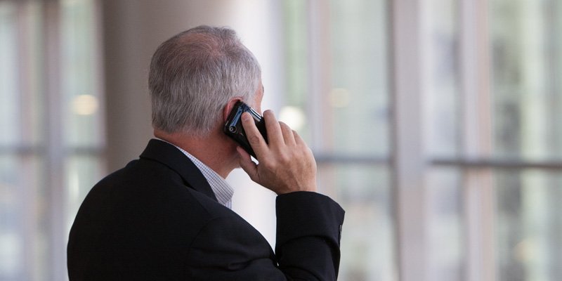 Pescara.Un avvocato durante una conversazione con l'indag...
