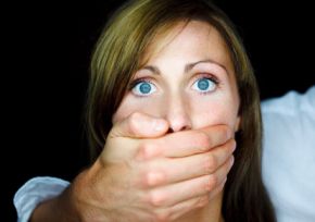 Ostentare rapporti con altre donne e disprezzare la convivent...