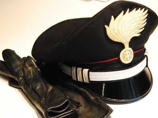 Carabiniere discute animatamente con una persona pronunciando...