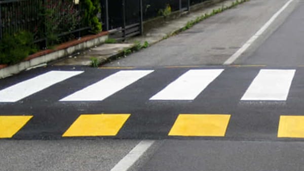 Attraversamento improvviso del pedone: l'autista non è re...