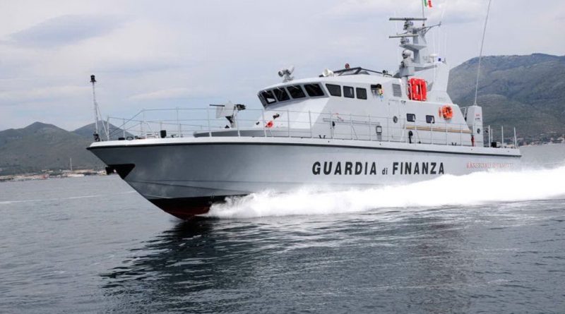 Militare della Guardia di Finanza addetto alla manutenzione e...