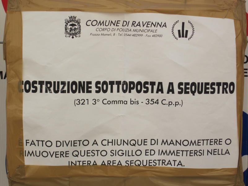È impedimento alla demolizione il sequestro di un manufatto a...