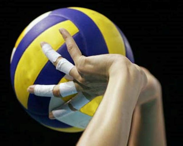 L'istruttore di pallavolo e l'allieva tredicenne: l